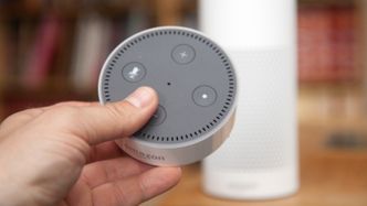 Amazon Echo Dot gjør mye av den samme jobben som Echo (i bakgrunnen), men tar vesentlig mindre plass. Foto: Kurt Lekanger