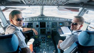 Kaptein og sjefsflyver Johan Boström og styrmann Johan Nyman i cockpit på Novairs splitter nye A321 Neo. Foto: Eirik Helland Urke