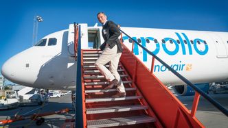 Apollo-sjef Erik Haug tar sitt første kikk på Novairs nye A321 Neo. Foto: Eirik Helland Urke