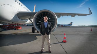 Apollo-sjef Erik Haug foran den store CFM Leap 1A-motoren på A321 Neo. Foto: Eirik Helland Urke