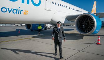 Kaptein og sjefsflyver Johan Boström er fornøyd etter inspeksjonen på Novairs nye A321 Neo. Foto: Eirik Helland Urke