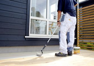 Grunnarbeid: Du må gjerne bruke rullekost når du beiser, men viktigere er det at det er gjort et godt grunnarbeid, enten med vask eller slip på gamle bord. Foto: Foto