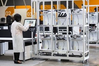 Wilhelmsen Ships Service skal sette opp en liten 3D-printerfabrikk i Singapore. Enkle deler kan lages på bestilling. I neste omgang kan leveres ut til skip som ligger for anker med droner. Foto: Wilhelmsen