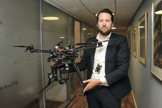 Marius Johansen med en drone selskapet har testet. Wilhelmsen vil benytte en annen drone til tesing i Singapore. -Det skjer mye på dronefronten hele tida, sier Johansen. Foto: Tore Stensvold