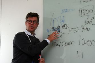 Kjell Andre Engen sier de er i gang med et teknologiskifte i Wilhelmsen. Sensorer styrer nå kjemikaliedosering på kjeler om bord på skip. Foto: Tore Stensvold