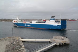 Sea-Cargo Connector på vei inn til Tananger. En ombygging til ladbar hybrid vil koste rundt 4 millioner kroner, men kan være lønnsom etter tre år med støtte fra NOx-fondet og rimelig strømtariff. Foto: Sea-Cargo