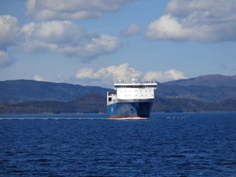 SeaConnector ved Husnes. I trinn en vil Seatrans bygge det om til plug-in hybrid. I trinn to kan rederiet tenke seg å sette inn batterier for elektrisk manøvrering til og fra kai. Men da må batteriprisene kraftig ned. Foto: Sea-Cargo