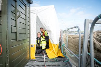 Måler fisken: Malin Kildal og Thomas Ur studerer teknisk kybernetikk ved NTNU. Begge jobber med sine respektive masteroppgaver i tett samarbeid med Sealab Ocean Group. Foto: Havard Zeiner