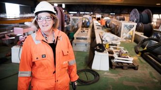 Kommunikasjonsdirektør i Aibel, Bjørg Sandal. Her avbildet inne på modulen som bygges ved verftet i Haugesund. Foto: Eirik Helland Urke