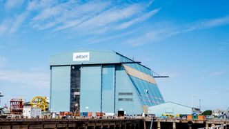 Inni Nordsjøhallen på Aibels verft er det for øyeblikket proppfult. Det skiller kun ti centimeter fra toppen av modulen til toppen av døråpningen. Foto: Eirik Helland Urke