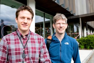 Utvikler videre: Fysiker Asgeir Kydland Lysdahl (t.v.) og dataingeniør Malte Vöge fra NGI jobber med å finne enda bedre metoder for tolkning av AEM-dataene, og videre utvikling av maskinlæringsteknikken og det nevrale nettverket de har laget. Foto: Mona Strande