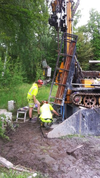 Tradisjonelle undersøkelser: NGI i gang med grunnundersøkelser med miniblokkprøvetaker ved Halden. Foto: NGI