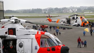 AW101 (nærmest) skal erstatte Sea King som redningshelikopter i 330-skvadronen. Foto: Per Erlien Dalløkken