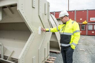 Spesialdeler: Håvard Wollan viser fram innmaten til spesialreaktorene som skal behandle avløpsvann. De er produsert i Nederland. Foto: Havard Zeiner
