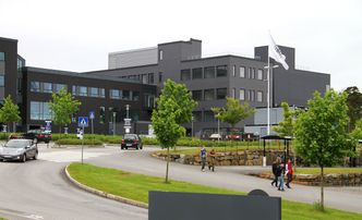 Gave: De to byggene til høyre i bildet skal fylles med det mest avanserte utstyret og er gitt som gave av Ugland-konsernet. Foto: Joachim Seehusen