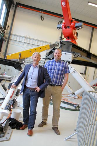 Øyvind Boye, til venstre, vil bruke senteret ledet av Øhrn til å utvikle automatiserte sveiseprosedyrer. Målet er å hente hjem arbeid som i dag er satt ut til lavkostland. Foto: Joachim Seehusen
