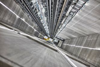 Tre av tolv sjakter i testtårnet brukes til Multi-systemet. Foto: Christian Engels/ThyssenKrupp