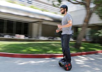 Zach Servideo fra Segway demonstrerer en Minipro, som i motsetning til større modeller ikke har lang styrepinne og følgelig kjøres håndfritt. Bildet er tatt i Los Angeles i fjor sommer. Foto: Reed Saxon, AP
