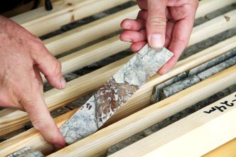 I denne kjerneprøven ligger de sjeldne jordartene i de rødbrune områdene. Der de er så samlet blir det rimeligere å øke konsentrasjonen fra malmen før det går til separasjon. Før bildet ble tatt ble finn denne prøven en liten spray vann, det gjorde at de sjeldne jordartene ble synlige. I tørr tilstand var den jevnt grå, og innholdet av verdifulle metaller vanskelig å se. Foto: Joachim Seehusen