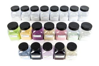 Klart for salg. Denne samlingen er oksider og nitrater fra sjeldne jordarter som er klare for salg. Alt er foredlet på REEtecs pilotanlegg på Herøya. Foto: REEtec