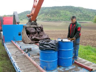 Her tas det prøver av Rødberg fra den delen av Fensfeltet der Fen Minerals har rettigheter. Prøver ser sendt laboratorier mange steder i verden. Foto: Fen Minerals