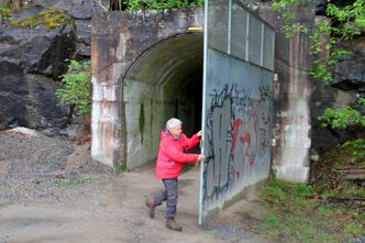 Gammel gruve: Frem til 1963 ble det tatt ut malm. Gruvegangene står fortsatt, men bærer preg av tidens tann og moderne tagging. På innsiden kan det fortsatt ligge store verdier. Foto: Joachim Seehusen
