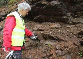 Forekomstene av thorium er høye i Fensfeltet. Geigertelleren til Dahlgren knitret flittig da den ble brukt i en fjellskjæring langs en kommunal vei i feltet. Ved gruvedrift kan thorium være en fremtidig ressurs som brensel til kjernekraft, men også en utgift til sikker behandling og lagring. Foto: Joachim Seehusen