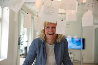Marit Collin og Kantega ønsker seg flere kvinner inn i selskapet, og mener det er ekstremt viktig at kvinnene ikke velger bort kodingen tidlig i studieløpet. Foto: Linn Kristin Nordseth