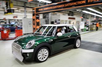 Denne tredørs Mini-modellen skal produseres i batteriutgave fra 2019. Foto: REUTERS/Leon Neal/File Photo