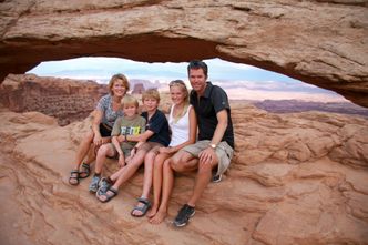 Familien på fem på tur i Arches nasjonalpark i 2012. Fra venstre: Kona Tone, Vegard, Anders, Marta og John-Arne. Foto:  Privat
