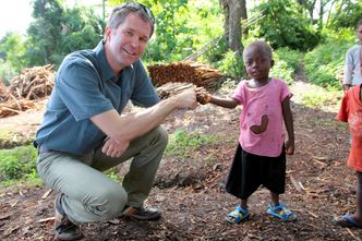 – Her hilser jeg på en liten jente som overlevde Ebola-infeksjon i Guinea i 2015, forteller Røttingen. Foto:  Privat