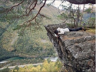 Katrine Mo går på masterstudiet i Geologi ved NTNU. Her måler hun stukturer i fjellet med et strukturgeologisk kompass ved et gammelt fjellskred innerst i Sunndalen.. Foto: Privat