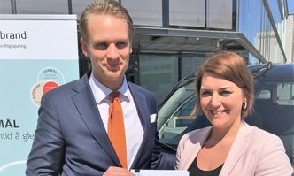 Administrerende direktør i Storebrand Forsikring, Fredrik Weibull og generalsekretær i Norsk elbilforening, Christina Bu ved signering av samarbeidsavtale om Norges første elbilforsikring. Foto: Elbil i Norge.