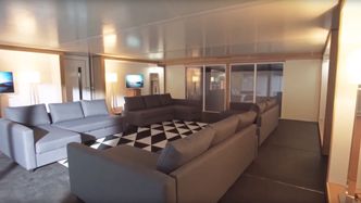 Prototyp-huset er innredet som en stue eller et møterom, men det kan også bygges inn kjøkken, toalett og bad. Alternativt kan huset bygges ut med slike eller andre fasiliteter.. Foto:  Ten Fold Engineering/ framegrab fra Youtube