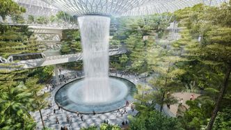 Innendørsfossen inne i terminalen skal, ifølge flyplassen, være den største av sin sort. Foto:  Changi Airport Group