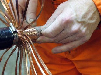 Skjøting av kabler skjer innenfra og utover, med lodding og fletting. (Bilde: Nexans)