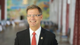 Robert Steen er finansbyråd i Oslo kommune, som er i gang med et digitalt opplegg for å gi ledere mer digital kompetanse. Foto: CF-Wesenberg