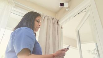 Dønski bo- og behandlingssenter har vært tidlig ute med å ta i bruk ny teknologi. Det gir en lettere hverdag både for beboere og ansatte..