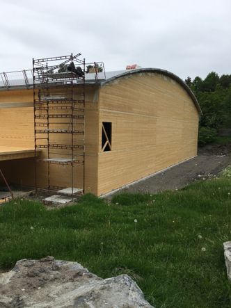 Sandefjord ishall med krysslaminert trevegger. Foto:  Splitkon