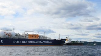 LNG-skipet Ineos Insight ligger for anker i Frierfjorden og venter på å få losset etylen ved Ineos på Rafnes. Foto:  Tore Stensvold