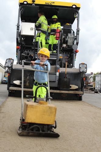 Micael Agasøster Bråss og de andre barna prøve både vals, en tur på den store asfaltutleggeren og et besøk på NCC asfaltlaboratorium i Lier utenfor Drammen. Foto:   Tor Heimdal, NCC