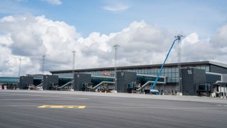 Det er seks nye utganger på terminal 3, i tillegg til to såkalte bussutganger hvor man fraktes til flyoppstillingsplass med buss. Foto:  Eirik Helland Urke