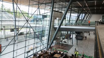 Inngangen til avgangshallen, hvor man kommer inn via broen dersom man ankommer i bil eller buss. Foto:  Eirik Helland Urke