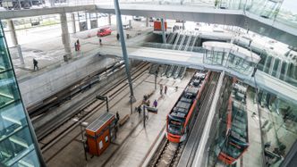 Bybanen i Bergen frakter passasjerer helt frem til inngangen.  Foto:  Eirik Helland Urke