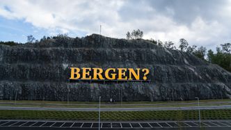 Nytt kunstverk foran terminalen, utformet av kunstner Ragnar Kjartansson, har potensiale til å skape en viss forvirring. Foto:  Eirik Helland Urke