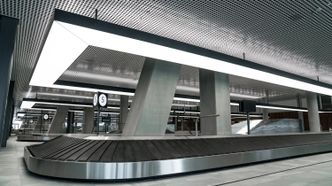 Bagasjeutlevering og ankomst befinner seg i etasjen under avgangshallen. Foto:  Eirik Helland Urke