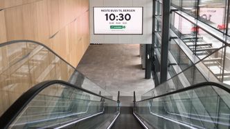 Ved ankomst sendes man ned i etasjen under avgangshallen. Foto:  Eirik Helland Urke