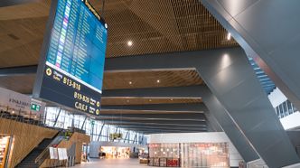 Etter sikkerhetskontrollen kommer man inn i piren. Her er det en rekke nye serveringssteder og butikker. Foto:  Eirik Helland Urke