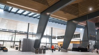 Sikkerhetskontrollen på Flesland har fått langt større plass enn tidligere. Foto:  Eirik Helland Urke