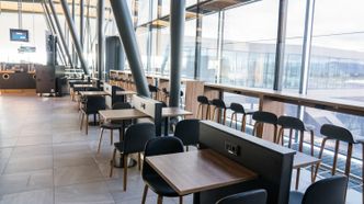 Strømuttak er gjennomgående tilgjengelig ved de fleste sitteplasser i terminal 3. Foto:  Eirik Helland Urke